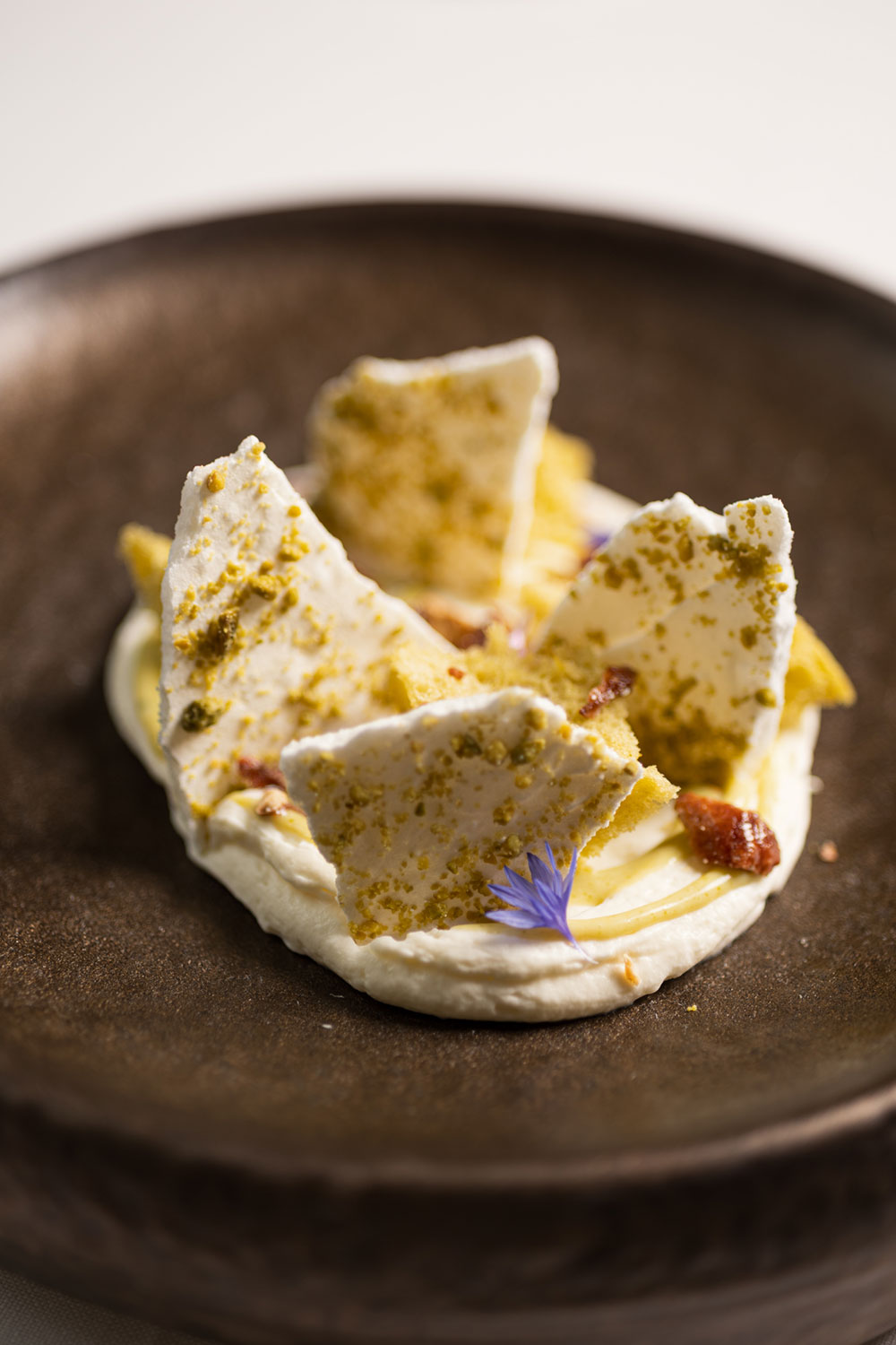 Ganache de chocolate blanco y azahar, pistacho y crujiente de almendra