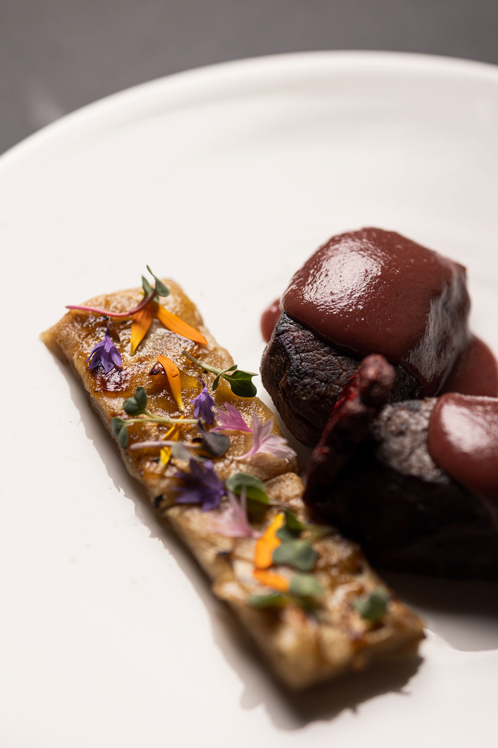 Lomo de ciervo con salsa Cumberland milhojas de manzana y chips de remolacha